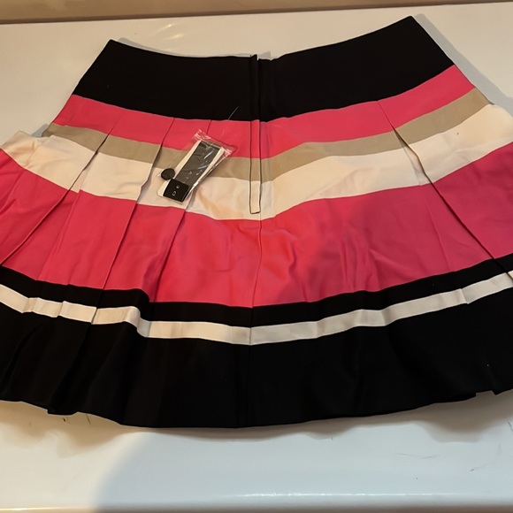 2000s Pleated Skirt, size 8. - Picture 3 of 4